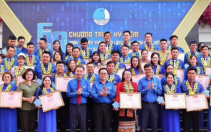 Thắp sáng tình yêu Tổ quốc và ngọn lửa sống đẹp của người trẻ