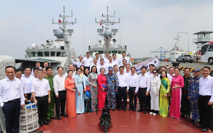 Đoàn đại biểu dự Đại hội Đảng bộ TP.HCM thăm và làm việc Vùng 2 Hải quân