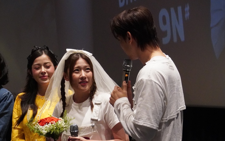 Xôn xao khoảnh khắc Thuận Nguyễn 'cầu hôn' em gái Trấn Thành