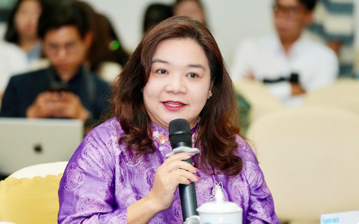 Lâm Thúy Ái - nữ doanh nhân cho gà nghe nhạc thiền và sáo trúc