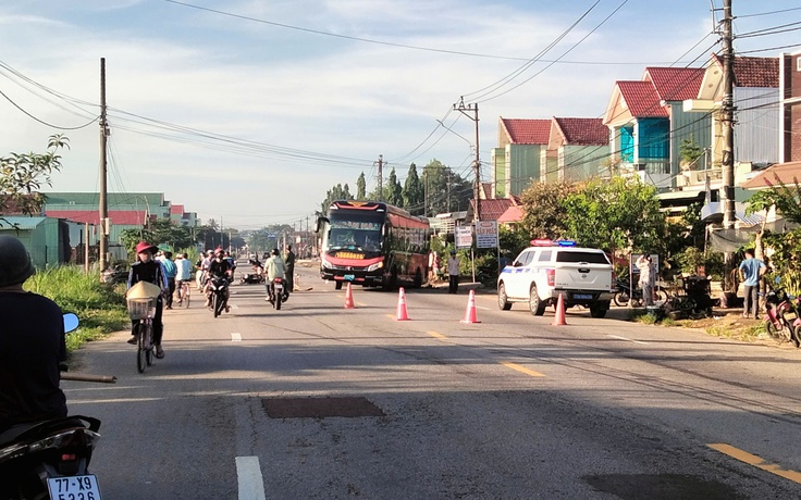 Xe giường nằm va chạm xe máy, 2 người chết, 3 phương tiện hư hỏng