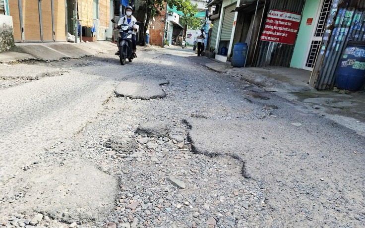 Đường dẫn vào Làng ĐH Quốc gia TP.HCM quá nhiều ổ gà