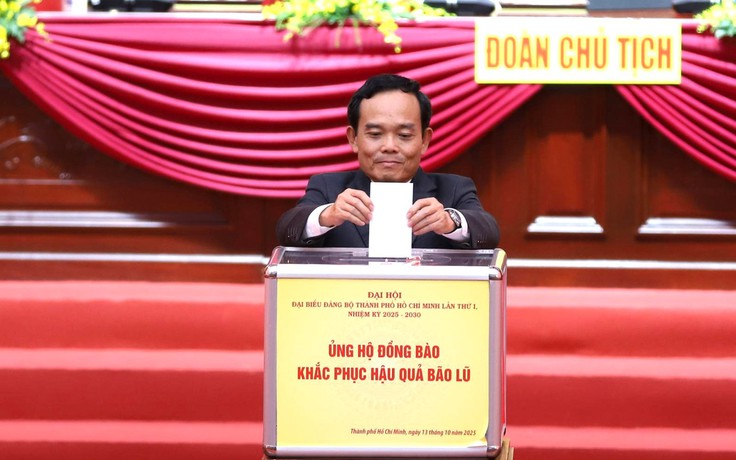 Đại biểu dự Đại hội Đảng bộ TP.HCM ủng hộ đồng bào bị thiệt hại mưa lũ