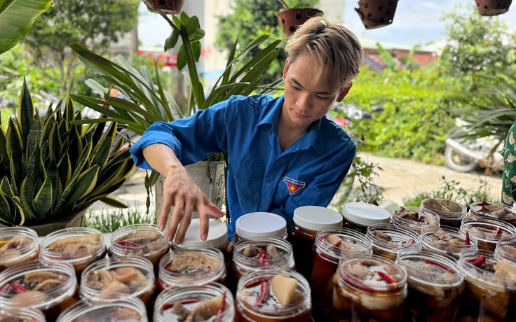 Người Đà Nẵng góp từng gói mì, chai nước gửi yêu thương ra vùng lũ miền Bắc