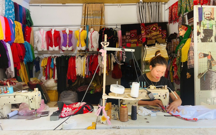 ‘Sợi chỉ’ giữ hồn trang phục người Thái đen ở bản Văng Cuộm