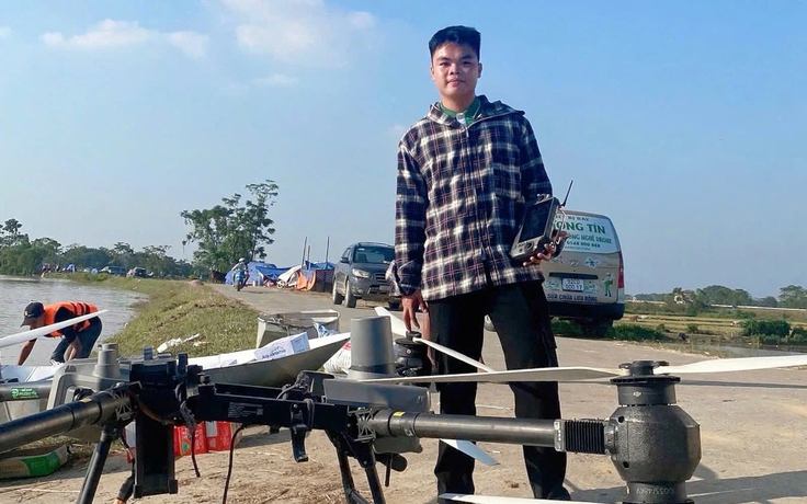 Chàng trai 19 tuổi mang drone gần 400 triệu đồng giúp người dân vùng lũ