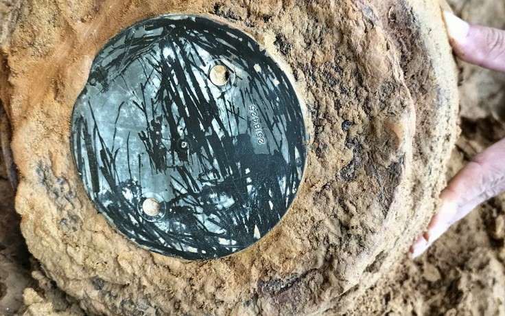 Bờ sông Ngàn Sâu sạt lở lộ quả bom gần 2 tạ