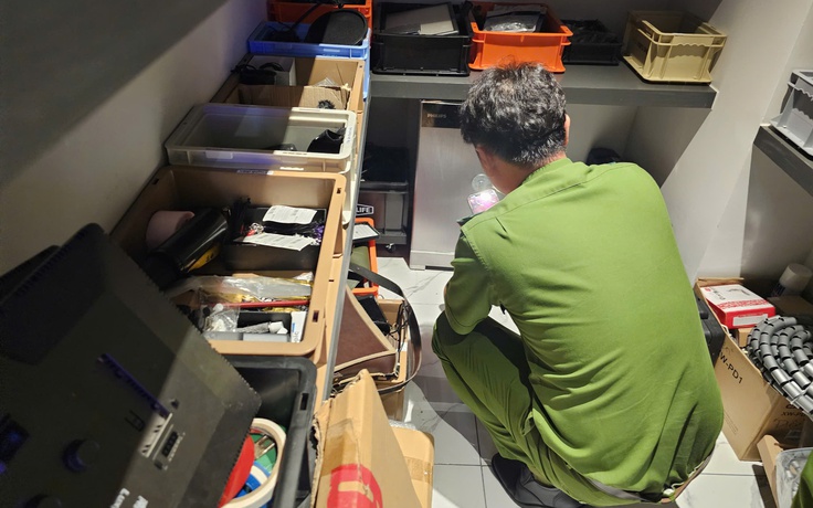 Khám xét nhà Ngân 98, thu giữ 80 sổ đỏ, hơn 8.000 USD