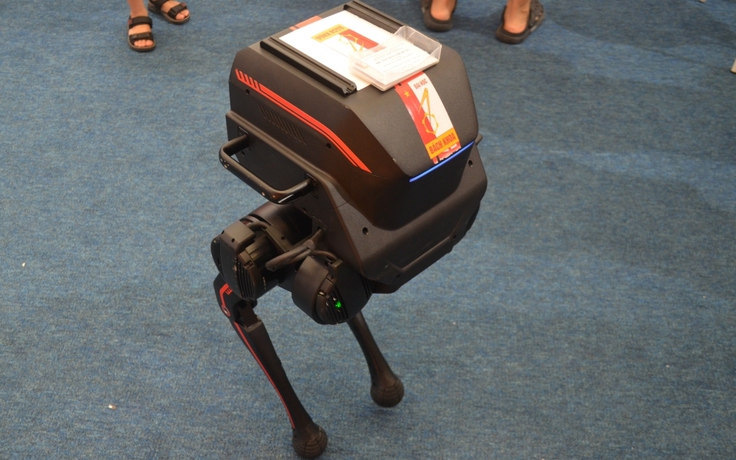 Robot Trung Quốc gắn logo ĐH Bách khoa Hà Nội: 'Chỉ đơn giản là đánh dấu tài sản'