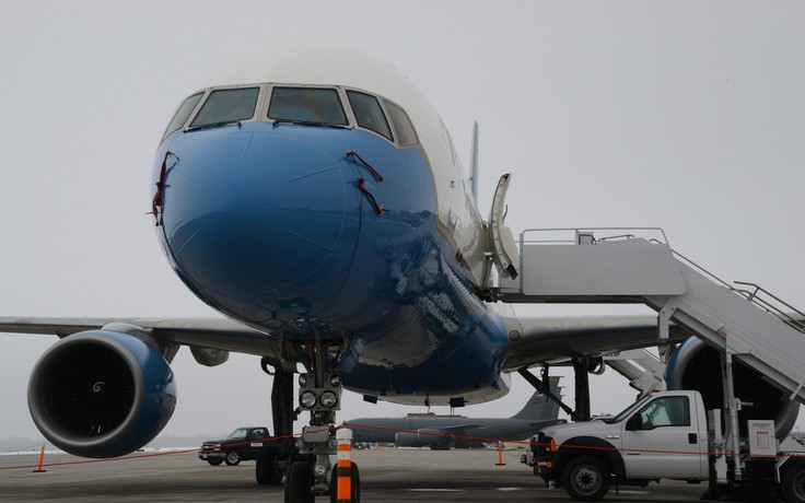 Máy bay chở Bộ trưởng Quốc phòng Mỹ hạ cánh khẩn vì nứt kính chắn gió