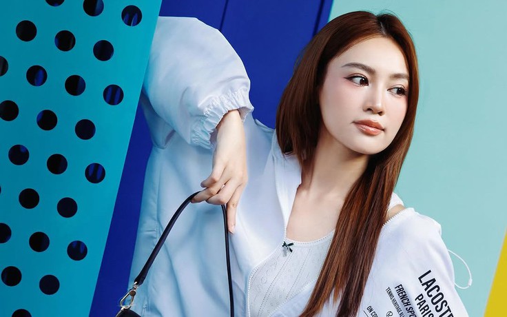 Khoe eo thon, tôn dáng cá tính với áo khoác crop top