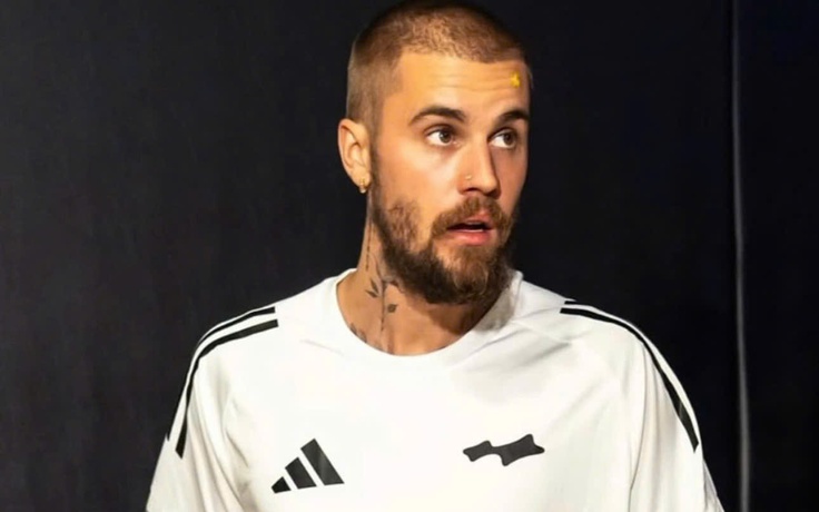 Phản ứng gây tranh cãi của Justin Bieber với mẹ ruột