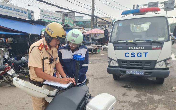 Chạy xe máy vào làn ô tô bị CSGT TP.HCM phạt: 'Công ty gọi đi làm gấp...'