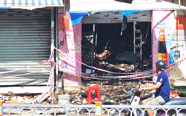 Cháy tiệm tạp hóa lúc rạng sáng ở TP.HCM, người dân tháo chạy thoát thân 