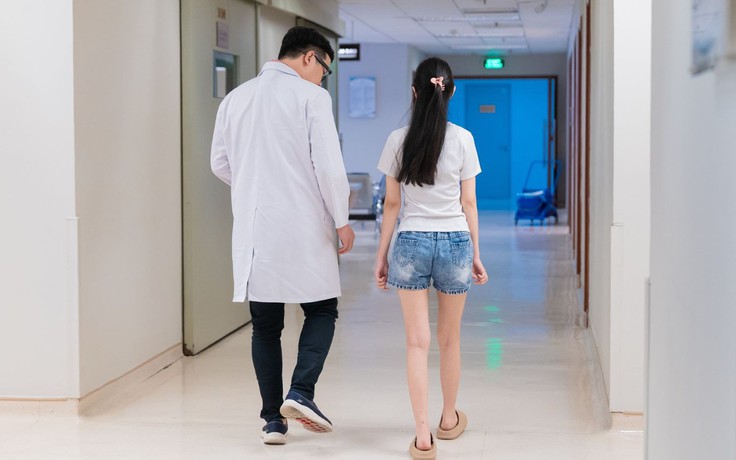 Lần đầu tiên thay khớp háng cho bệnh nhi 12 tuổi