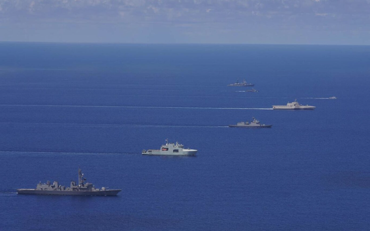 Tàu các nước dàn đội hình hùng hậu ở Biển Đông