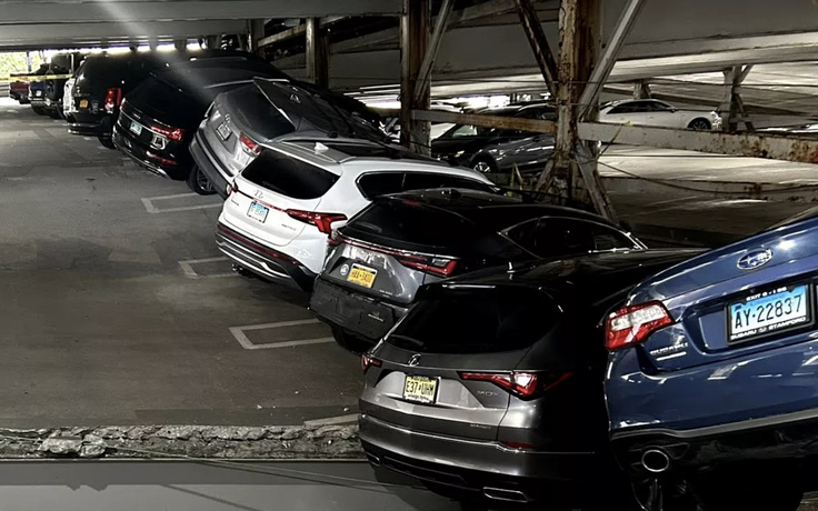 Bãi đỗ xe bị sập, hàng trăm ô tô bị mắc kẹt hư hỏng