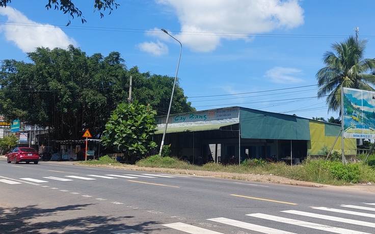 Trụ đèn bị nghiêng, gây nguy hiểm