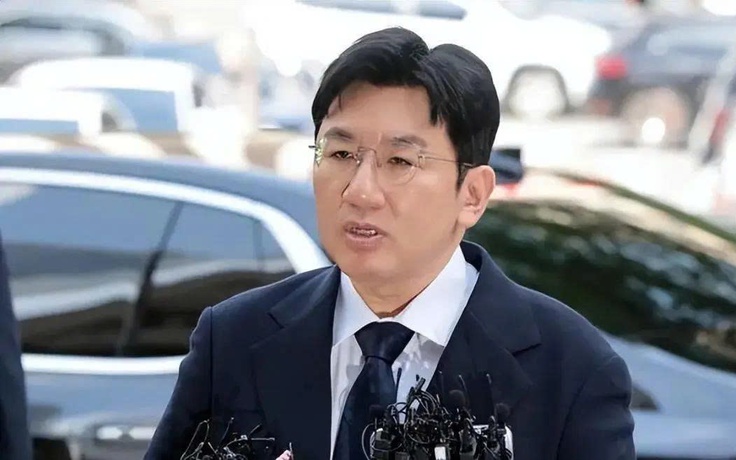 Chủ tịch HYBE Bang Si Hyuk bị cấm xuất cảnh