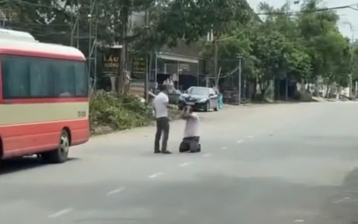 Tài xế xe buýt bị hành hung, phải quỳ giữa đường