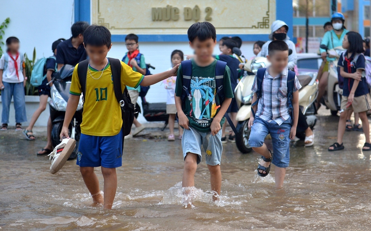 Hà Nội nắng đẹp, học sinh vẫn bì bõm lội nước ra về