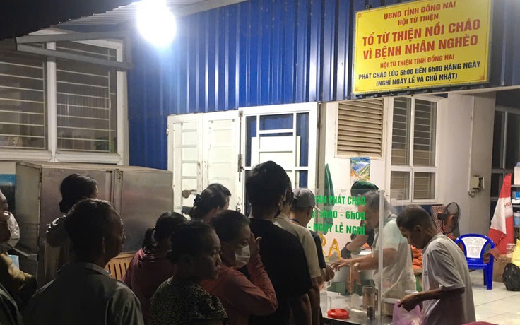 'Nồi cháo tình thương' mang hơi ấm sẻ chia đến bệnh nhân nghèo