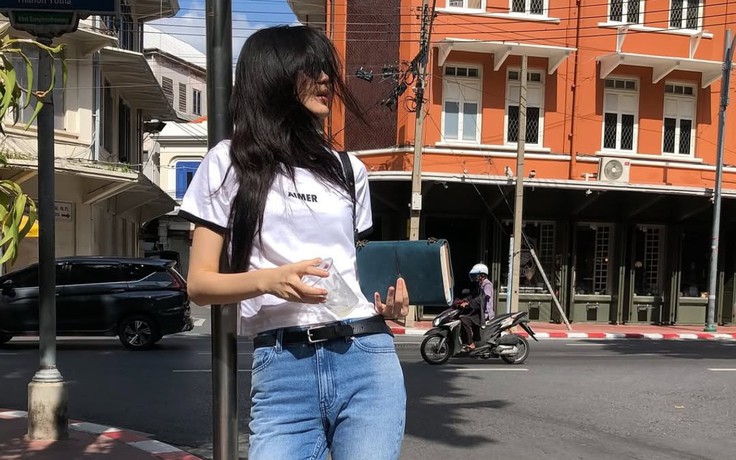 Quần jeans ống loe cạp cao, xu hướng denim nổi bật mùa thu 2025