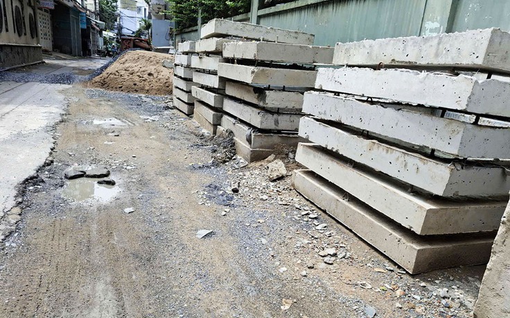 Thi công hẻm kéo dài, đi lại khó khăn