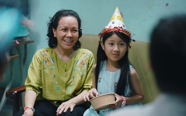 Phim mới thu hơn 30 tỉ, Việt Hương nhận quà đặc biệt từ chồng