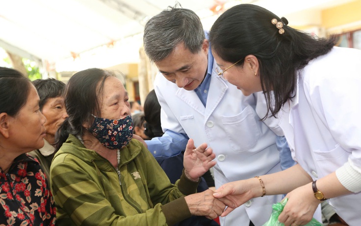 Thầy thuốc trẻ hỗ trợ người dân khắc phục hậu quả bão lũ