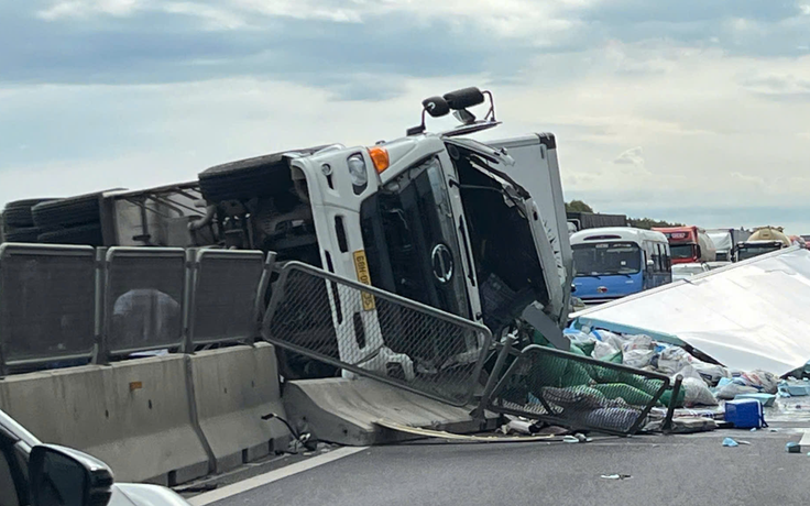 Lật xe tải trên cao tốc Vĩnh Hảo - Phan Thiết, hàng hóa văng khắp đường