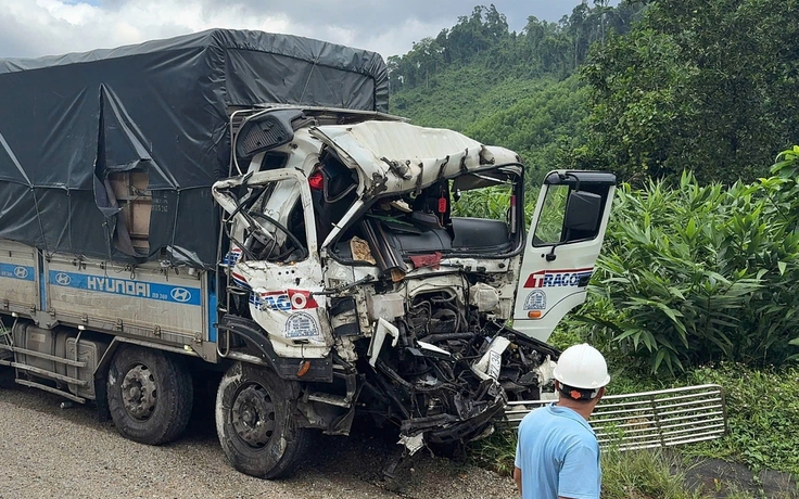 Cao tốc La Sơn - Túy Loan: 3 xe tải va chạm, 2 tài xế nhập viện