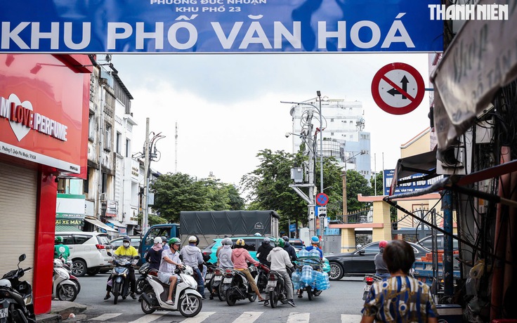 Biển báo 'núp lùm' ở TP.HCM: Người đi đường dễ vi phạm dù không cố ý