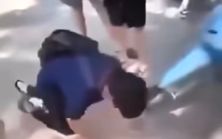 Nam sinh bị bắt quỳ liếm biển số xe: Sở GD-ĐT yêu cầu xử lý nghiêm