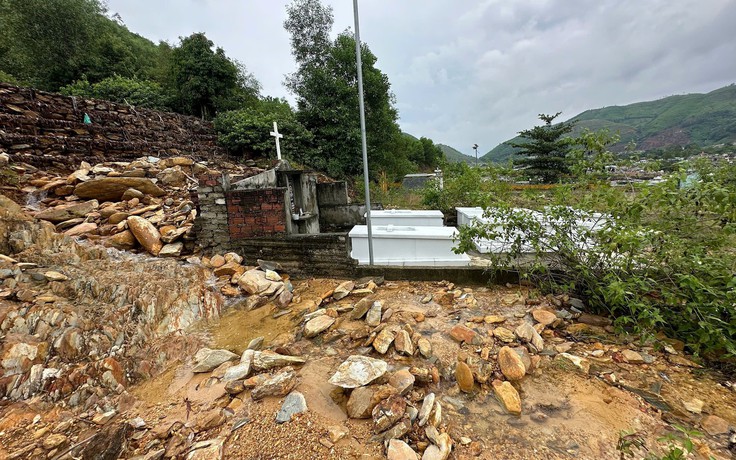 Đà Nẵng: Ám ảnh sạt lở cuốn trôi người đã khuất ở Nghĩa trang Hòa Sơn