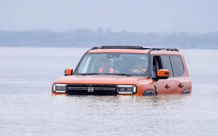 Ô tô Trung Quốc có thể 'bơi' hơn 1 km vượt sông