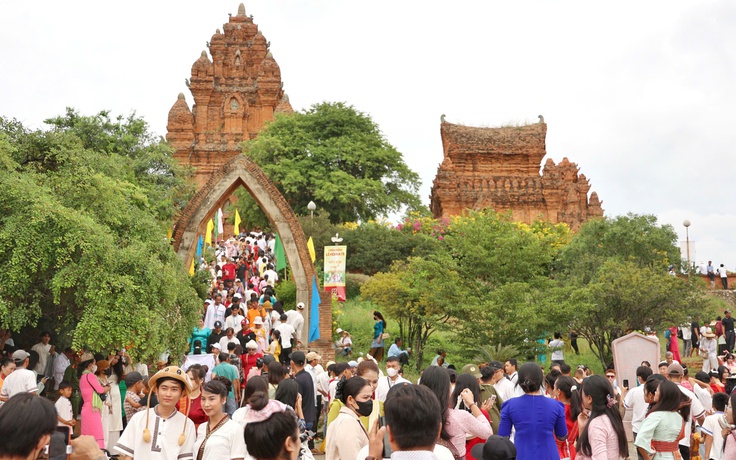 Hình ảnh đặc sắc vui đón lễ hội Katê từ hàng nghìn người dân, du khách