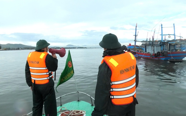 Ca nô biên phòng Quảng Trị quần thảo cửa biển, giúp tàu thuyền tránh bão Fengshen