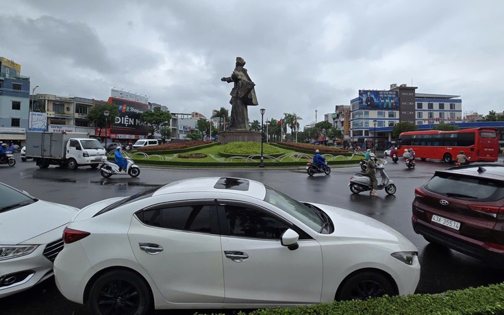 Đà Nẵng: Tài xế 'xí chỗ' đưa xe lên cầu tránh ngập, tiềm ẩn nguy cơ tai nạn