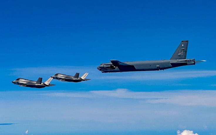 Pháo đài bay B-52 tập trận tấn công gần Venezuela giữa căng thẳng