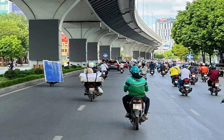 Lắp màn hình LED ở gầm cầu cạn 'dễ khiến lái xe xao nhãng'