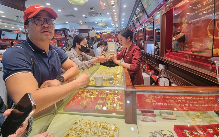 ‘Mua vàng giá cao chẳng khác nào cầm hòn than nóng’