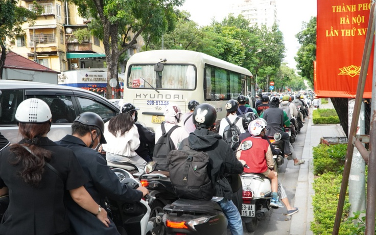 Đi làm, đi học chia khung giờ: Người dân băn khoăn, chuyên gia nói gì?