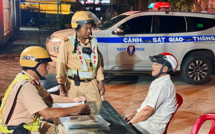 Nam thanh niên đòi CSGT TP.HCM lập biên bản màu hồng: Thực tế biên bản màu gì?