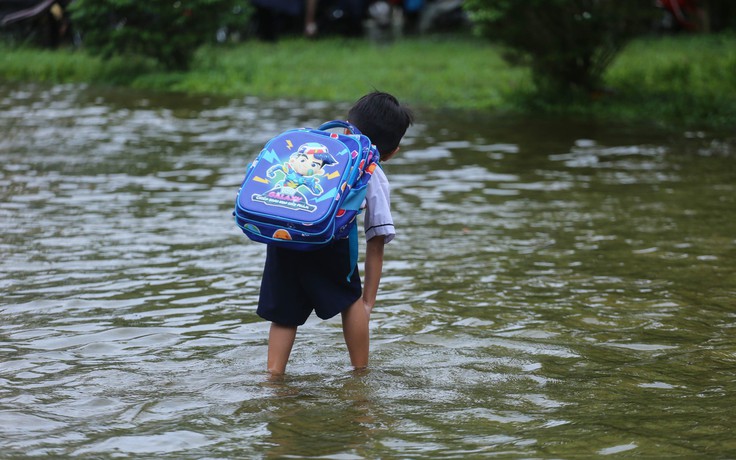 Nhiều thôn ở một xã xung yếu của Huế bị ngập