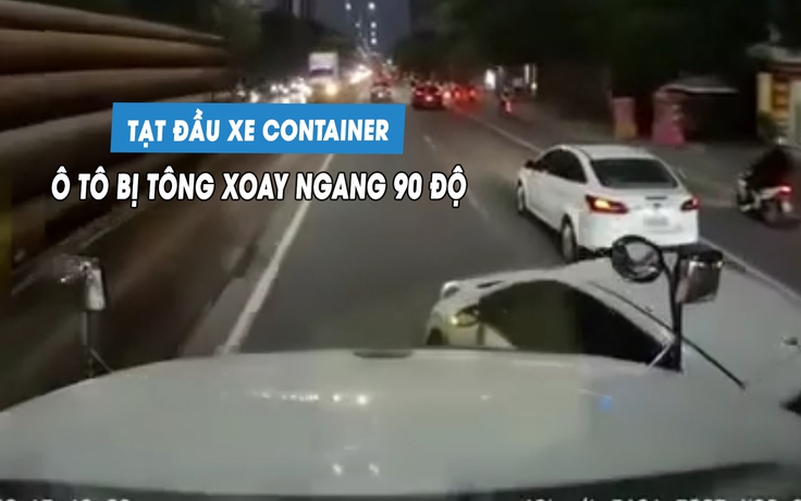 Ô tô con bị tông xoay ngang 90 độ vì tạt đầu xe container