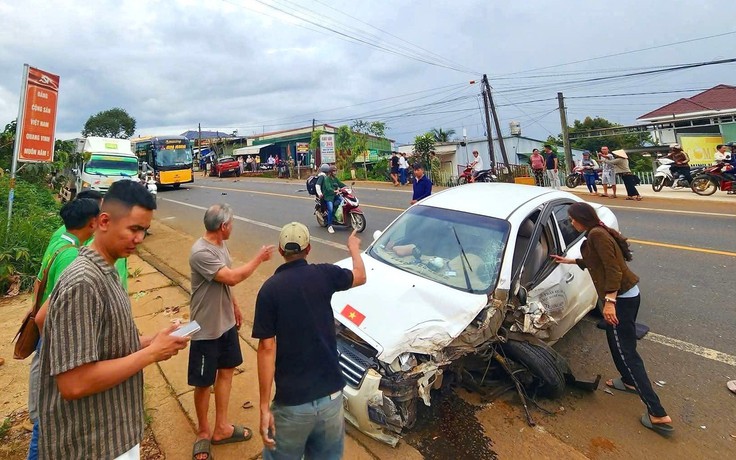 Hai ô tô tông nhau trên QL20 ở Lâm Đồng