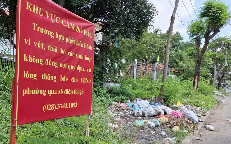 Rác tràn lan trên đường và trước trường học