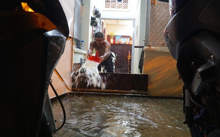 Triều cường dâng cao ở TP.HCM: Nhà ngập đến nửa đêm, người dân hì hục tát nước