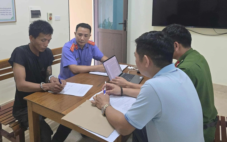 Khởi tố người cha dượng bạo hành con riêng của vợ